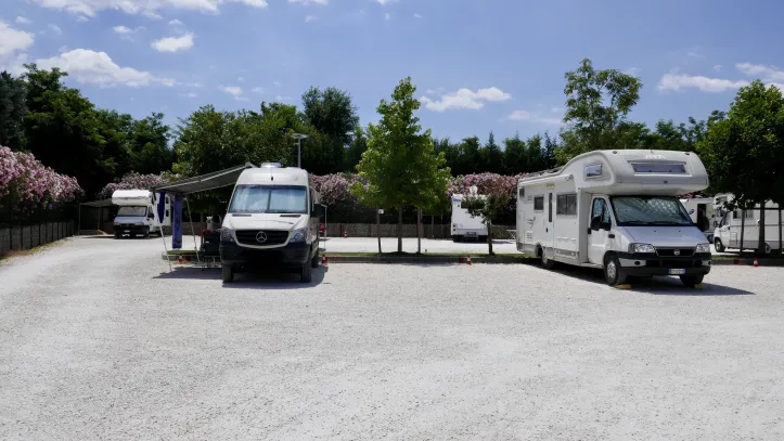 You are currently viewing How to find free motorhome parking in Italy